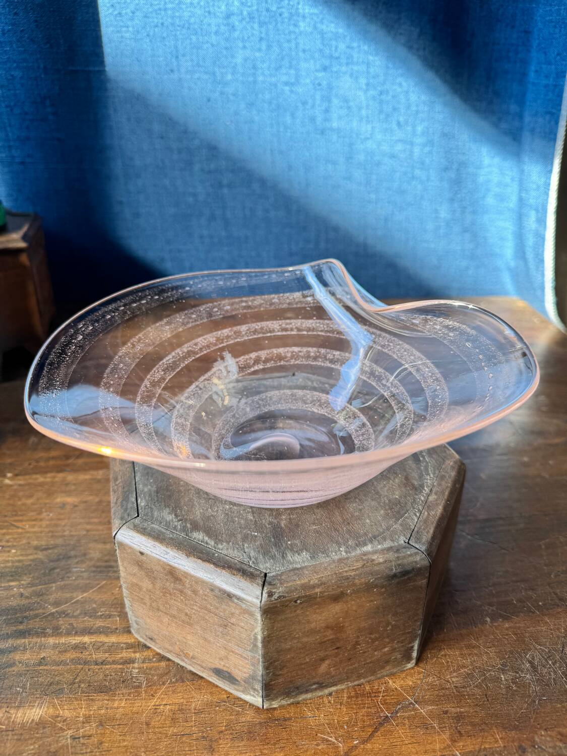 Coupe en verre de Murano rose pâle – design forme libre
