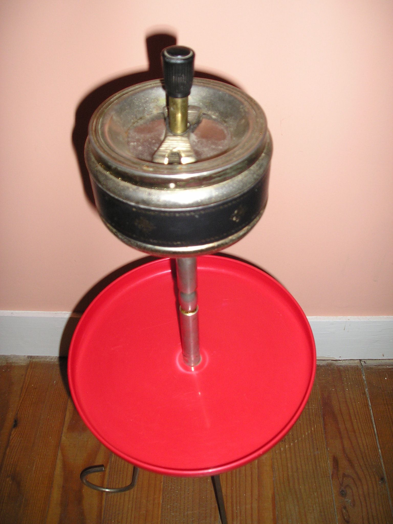 Cendrier sur pied tripode soucoupe rouge marquée "Assiette Volante"