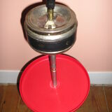Cendrier sur pied tripode soucoupe rouge marquée "Assiette Volante"
