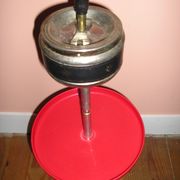 Cendrier sur pied tripode soucoupe rouge marquée "Assiette Volante"