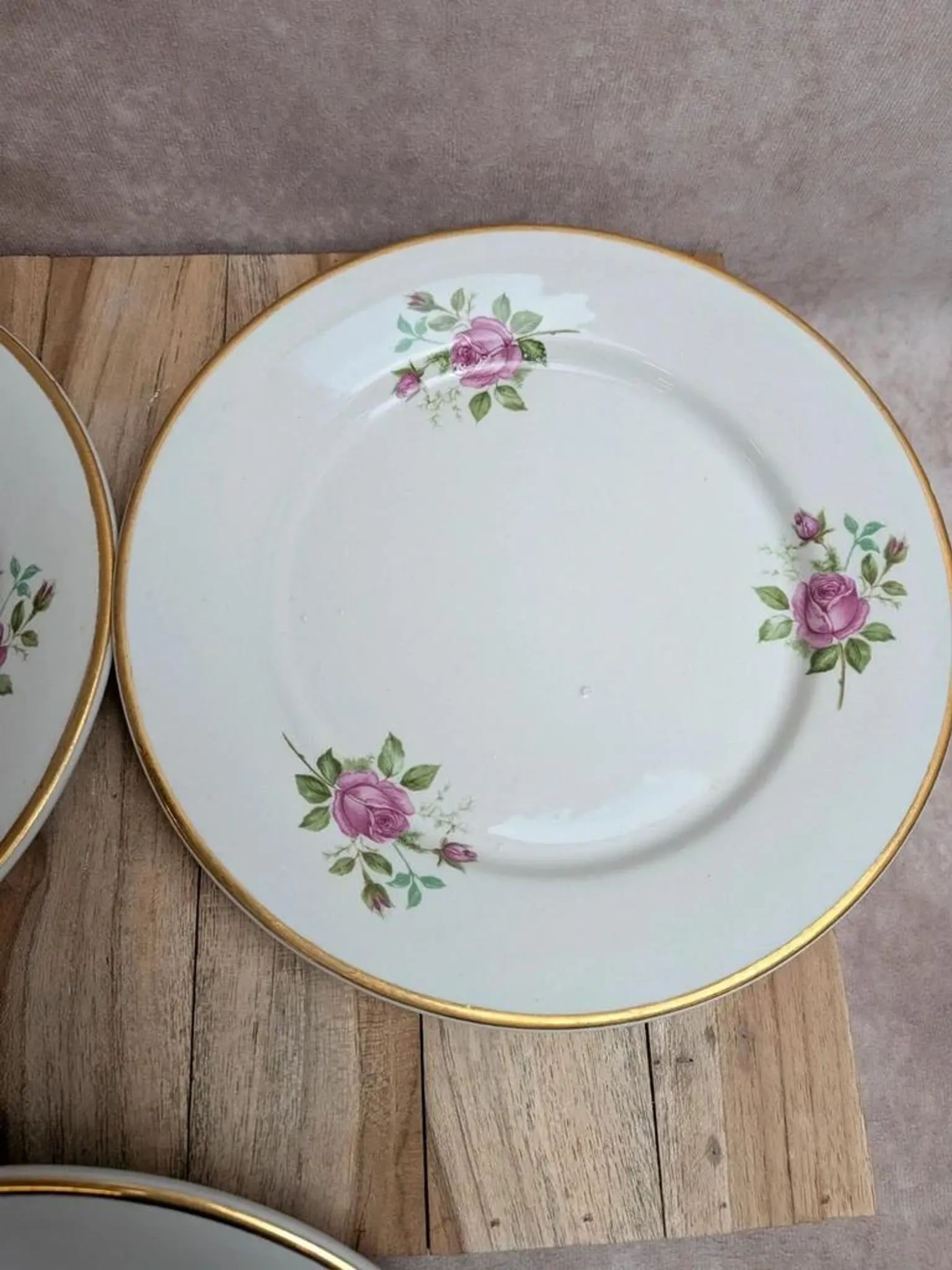 Set of 3 flat plates in fine earthenware from Gien – Rose decoration and gold rim – Vintage