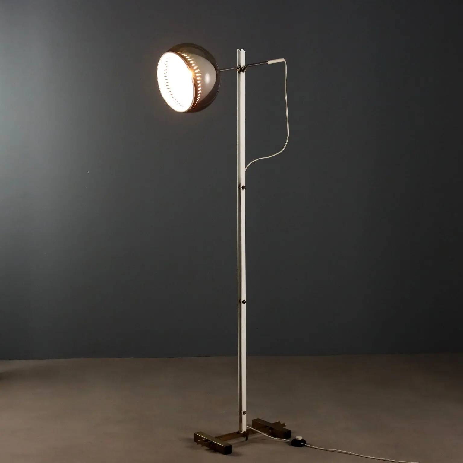 Vintage floor lamp in brass and enamelled metal, design, Italy, 1960s