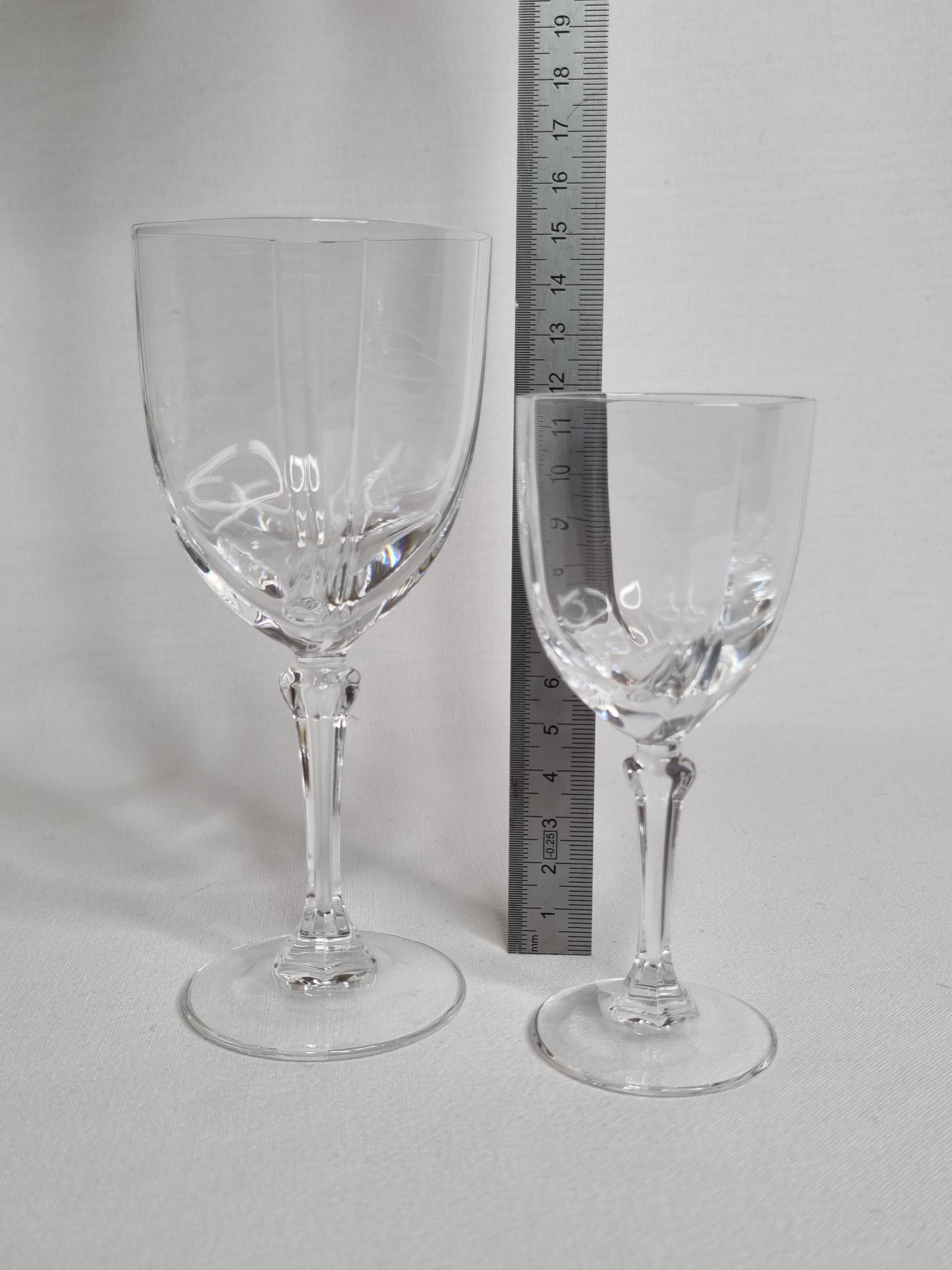 Ensemble de 12 verres à vin et à liqueur en cristal d'Arques, modèle Chambery