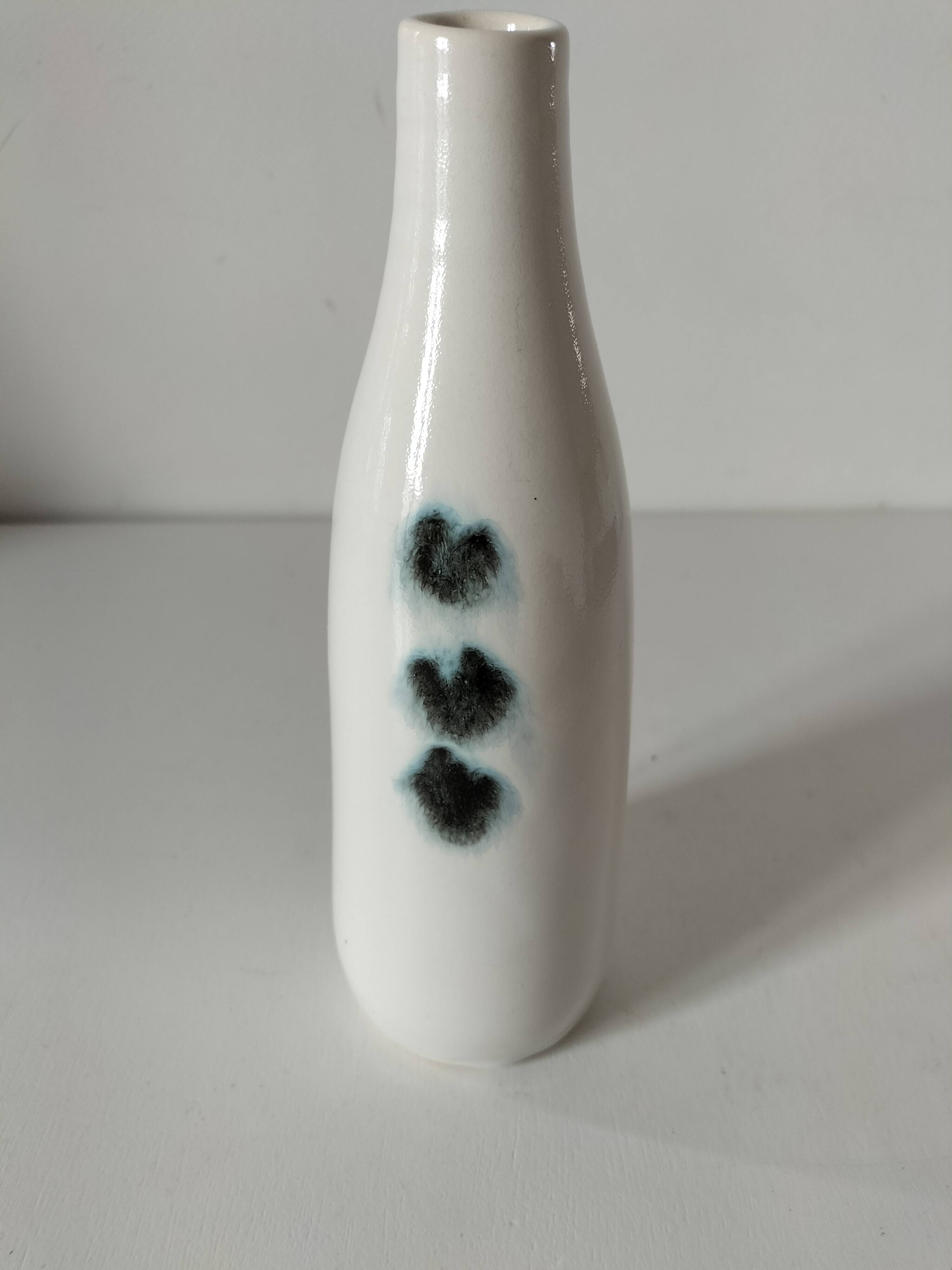 Duo de vases en céramique émaillée, décor pictural, signés MU