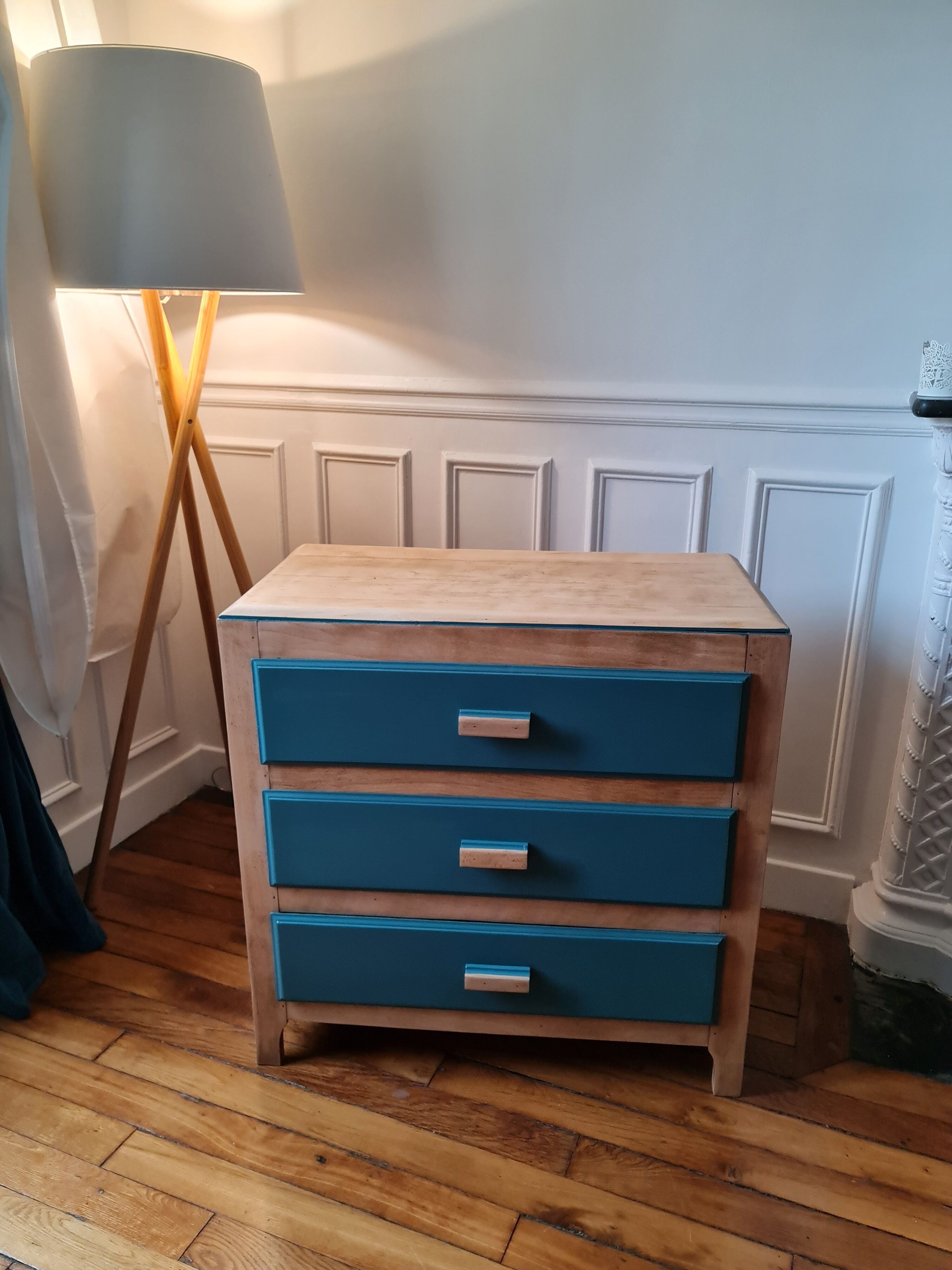 Commode en chene plateau et structure laissez brut côté facade tiroir et intérieur couleur  boa