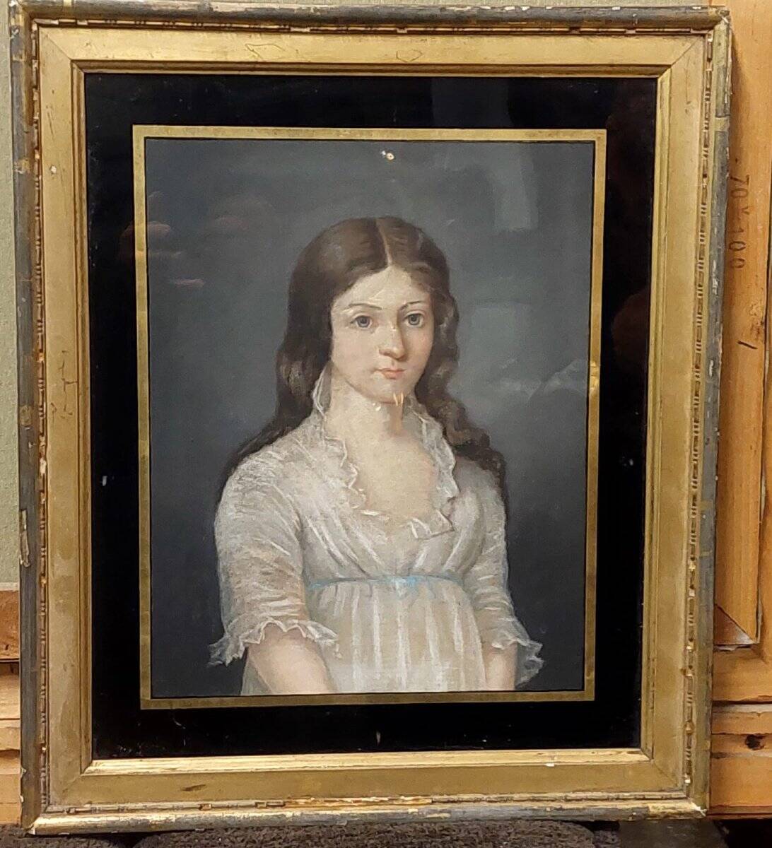 Portrait ancien au pastel sur toile d'une jeune noble, signé et daté 1899 au dos, cadre doré.