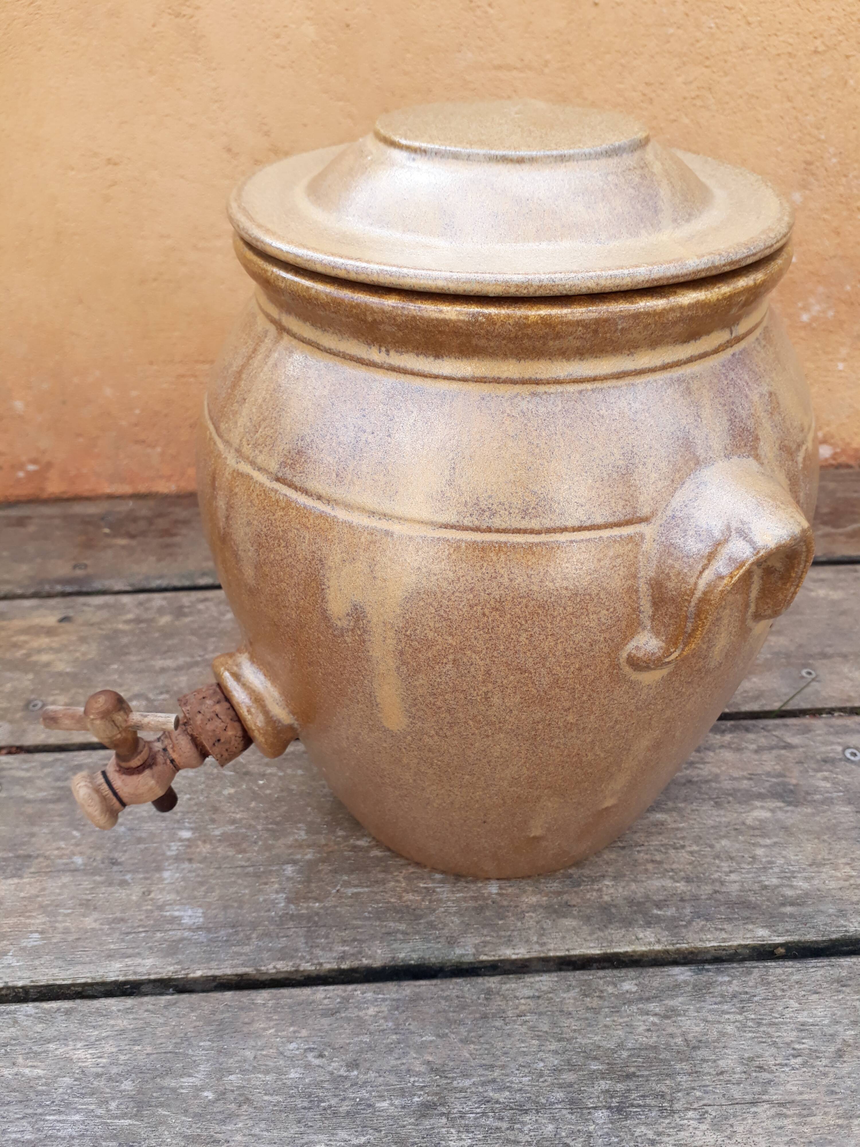 Vinegar maker stoneware with its lid