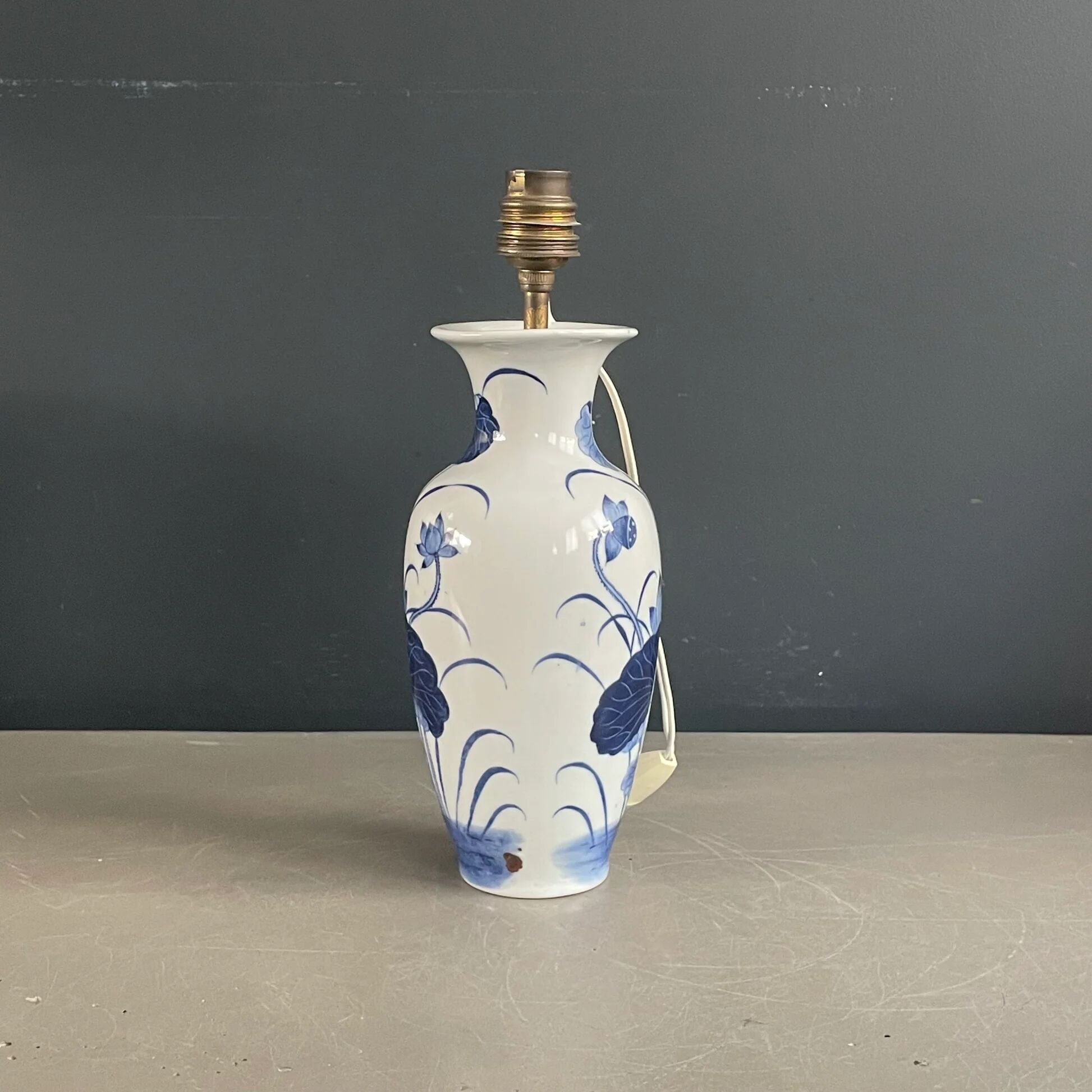 Asian lamp base made of hand-painted porcelain.