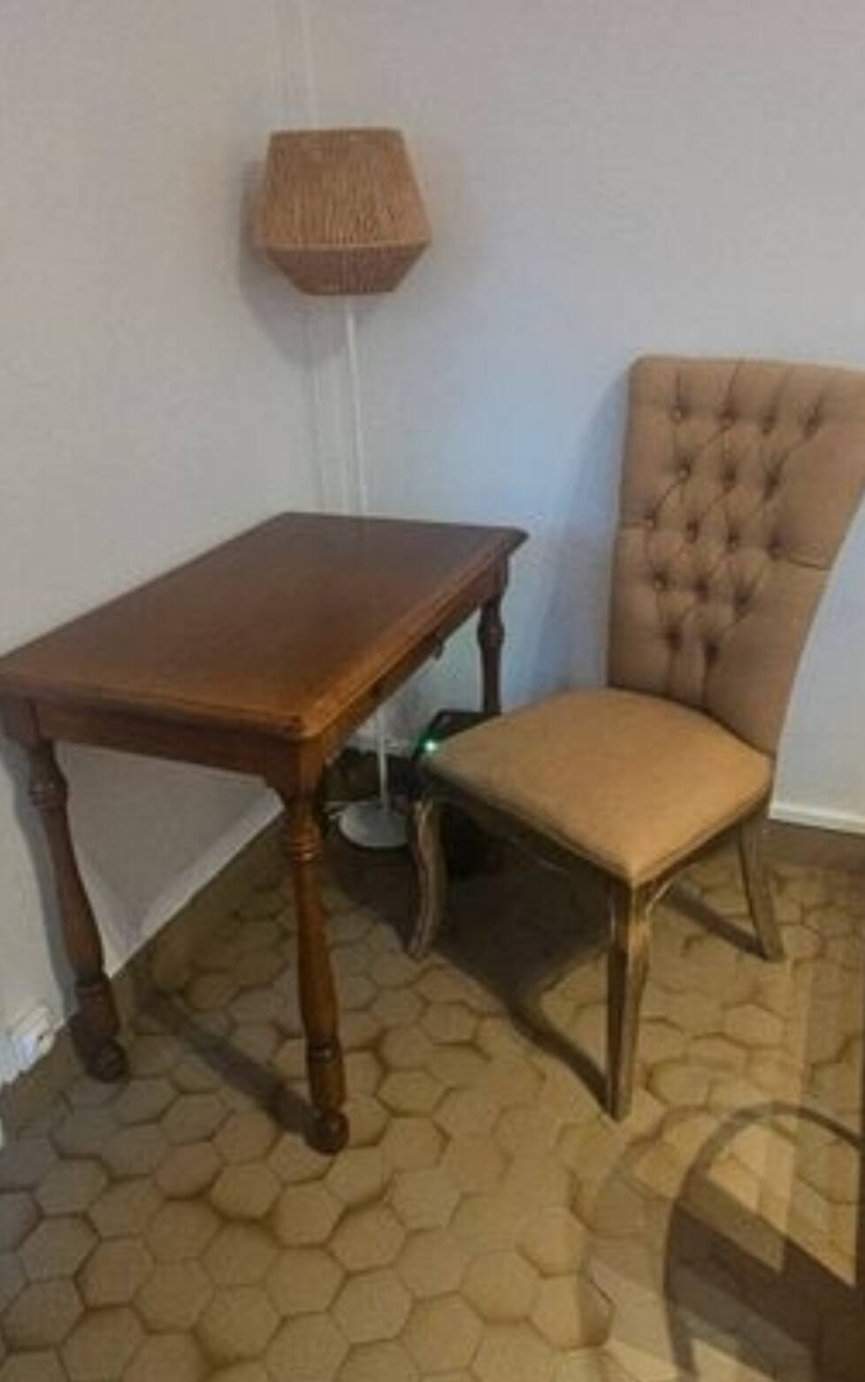 Table de style Louis-Philippe, en bois, avec tiroir et pieds tournés.