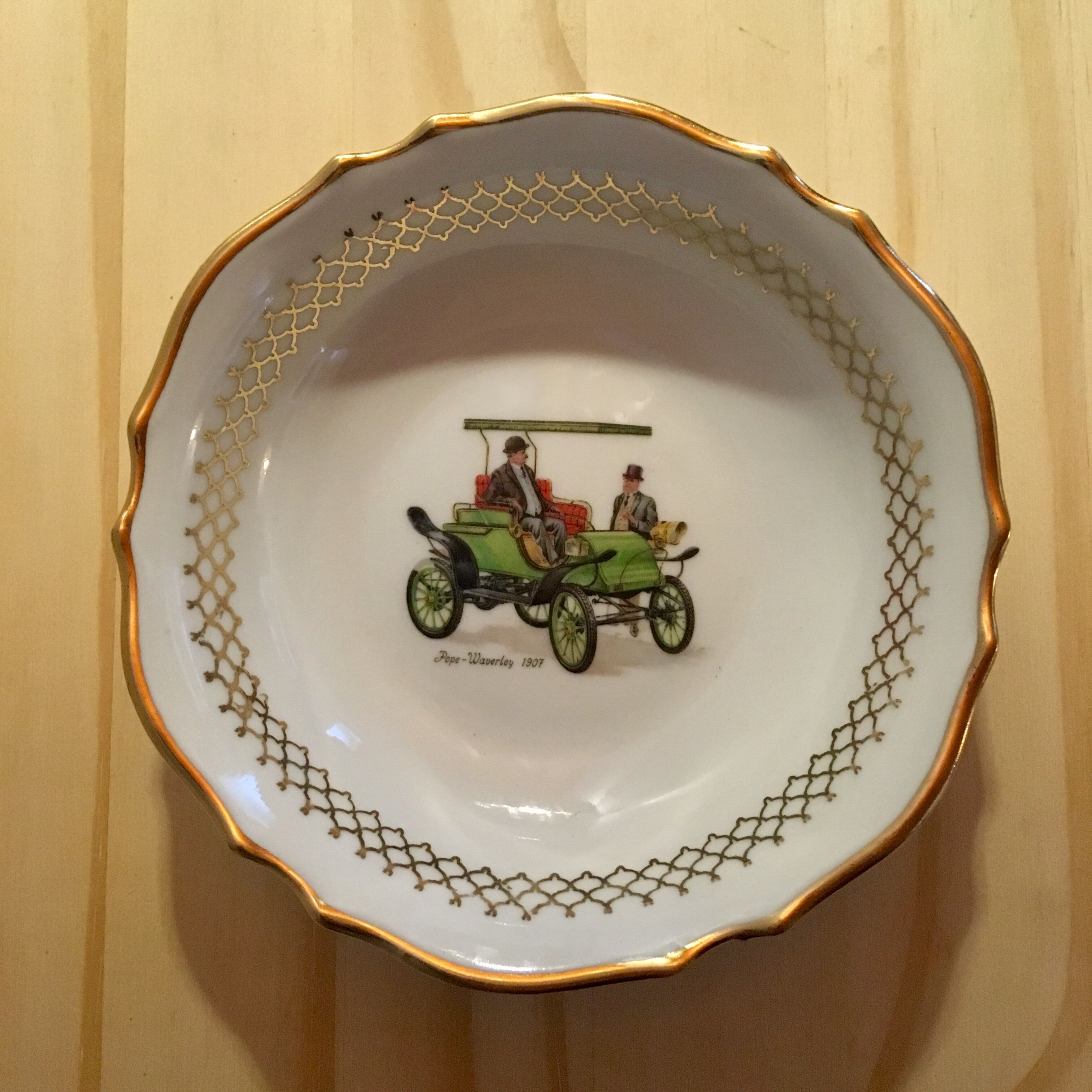 6 small hollow plates in white porcelain pattern vintage cars