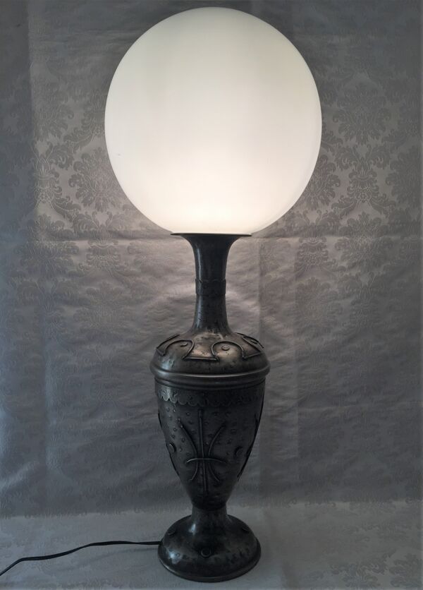 Lampe métal atypique style medieval globe opaline