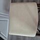 chaise vintage ossature bois pied compas avec metal sur le devant dosseret t assise cuir ecru