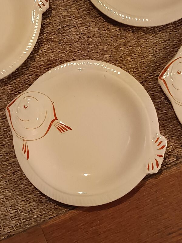 Lot de 8 assiettes de poisson barbotine faience Longwy rose poudré