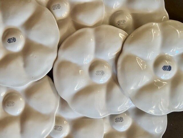 Set of 8 ceramic oyster plates, barbotine, white Gien.