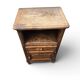 Petit meuble d’appoint en chêne sculpté style Louis XV
