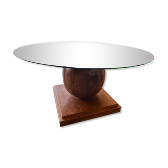 Round dining table