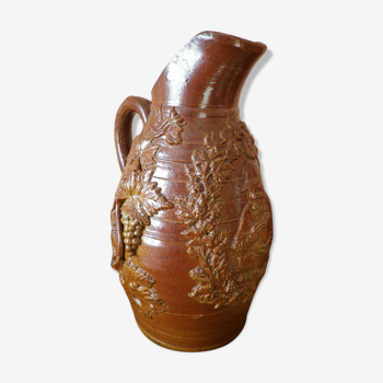 Beauvais sandstone pitcher decorated with a prizery