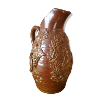Beauvais sandstone pitcher decorated with a prizery