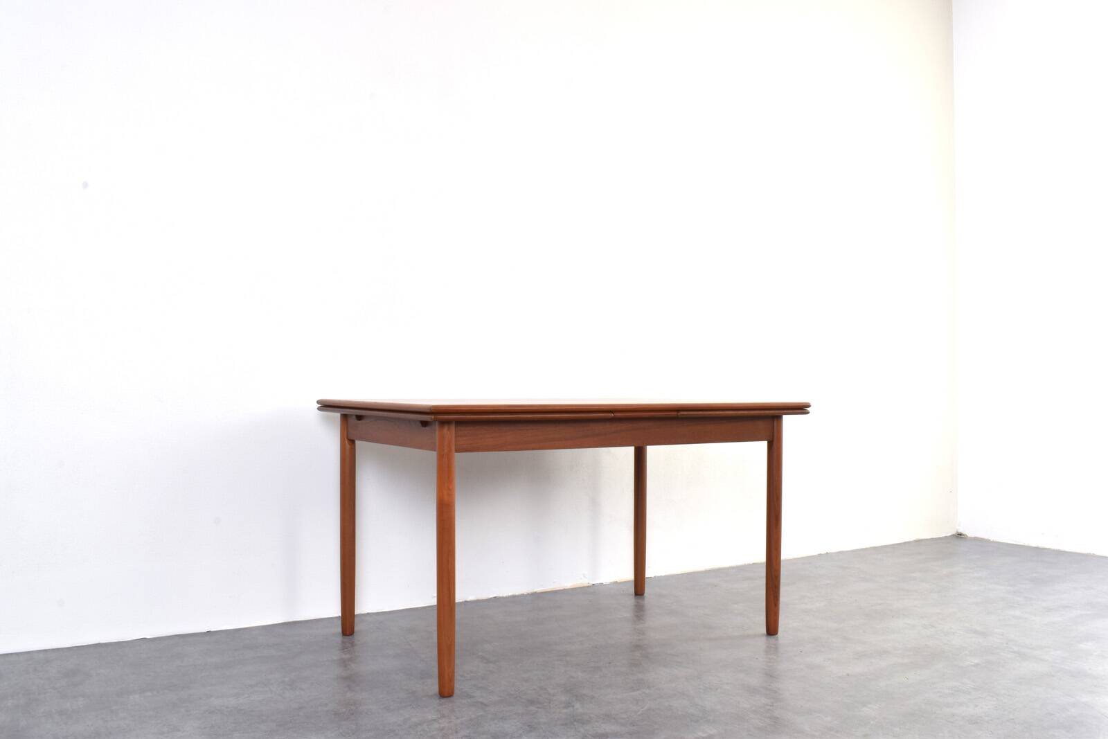 Table de salle à manger extensible en teck danois, style milieu du XXe siècle, années 1960.