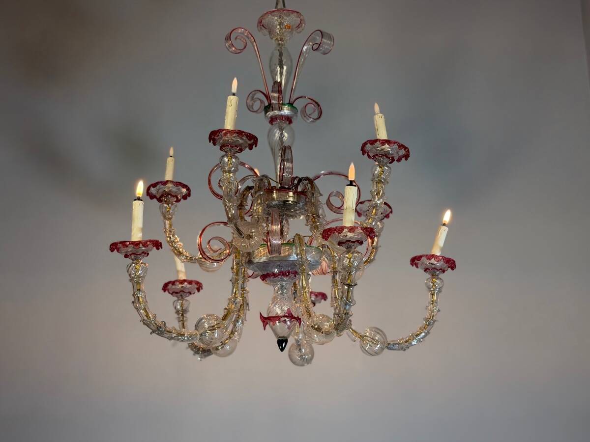 Venetian Rezzonico chandelier in colourless and red Murano glass, circa 1900.