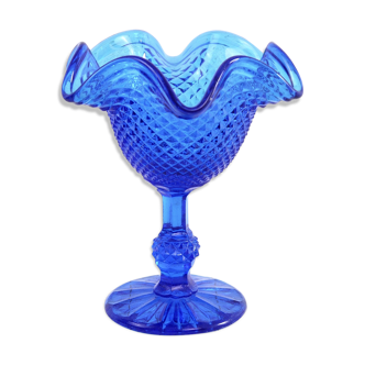 Coupe en verre bleu moulé