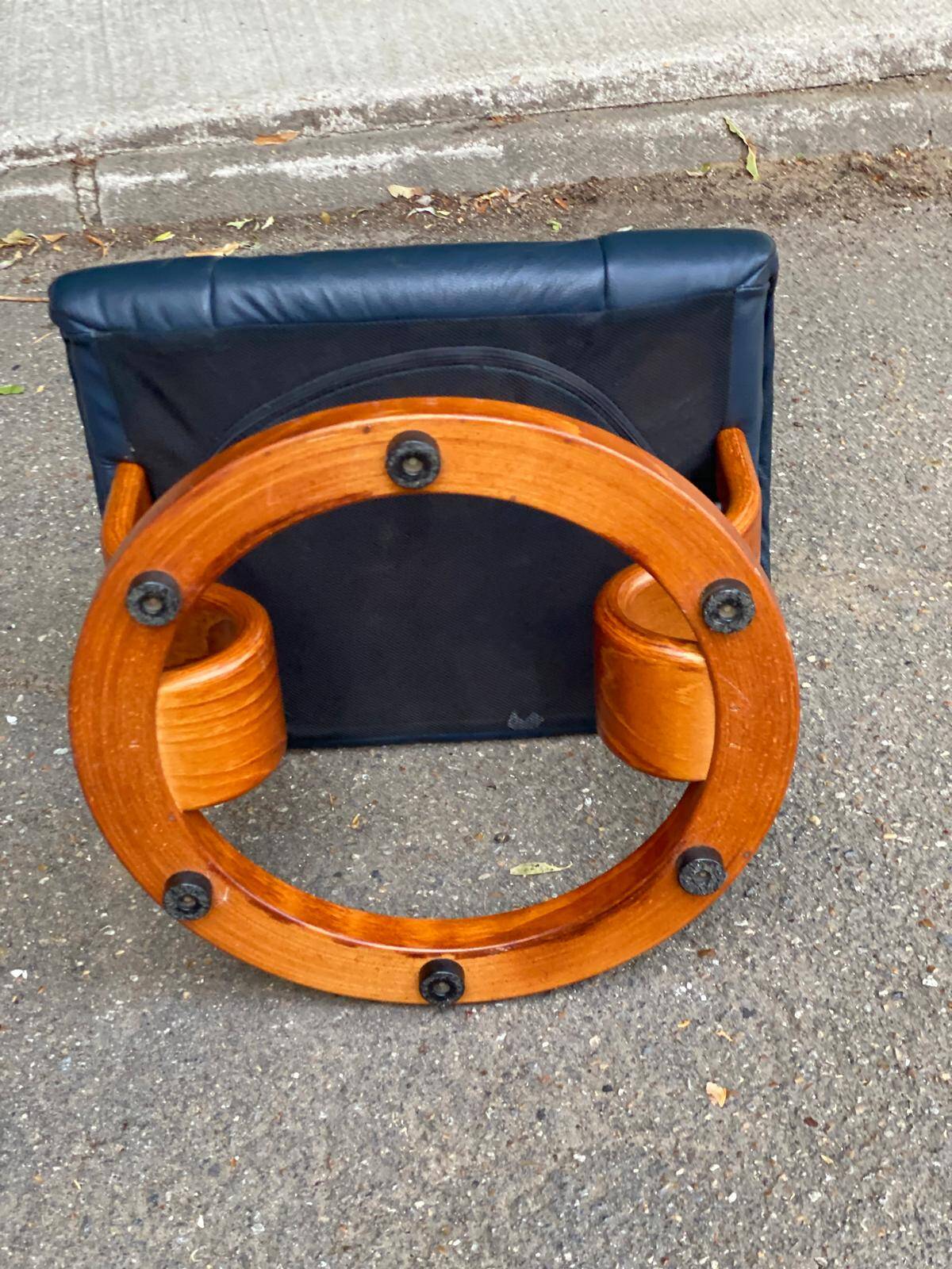 Stressless scandinave en bois massif courbé et cuir bleu