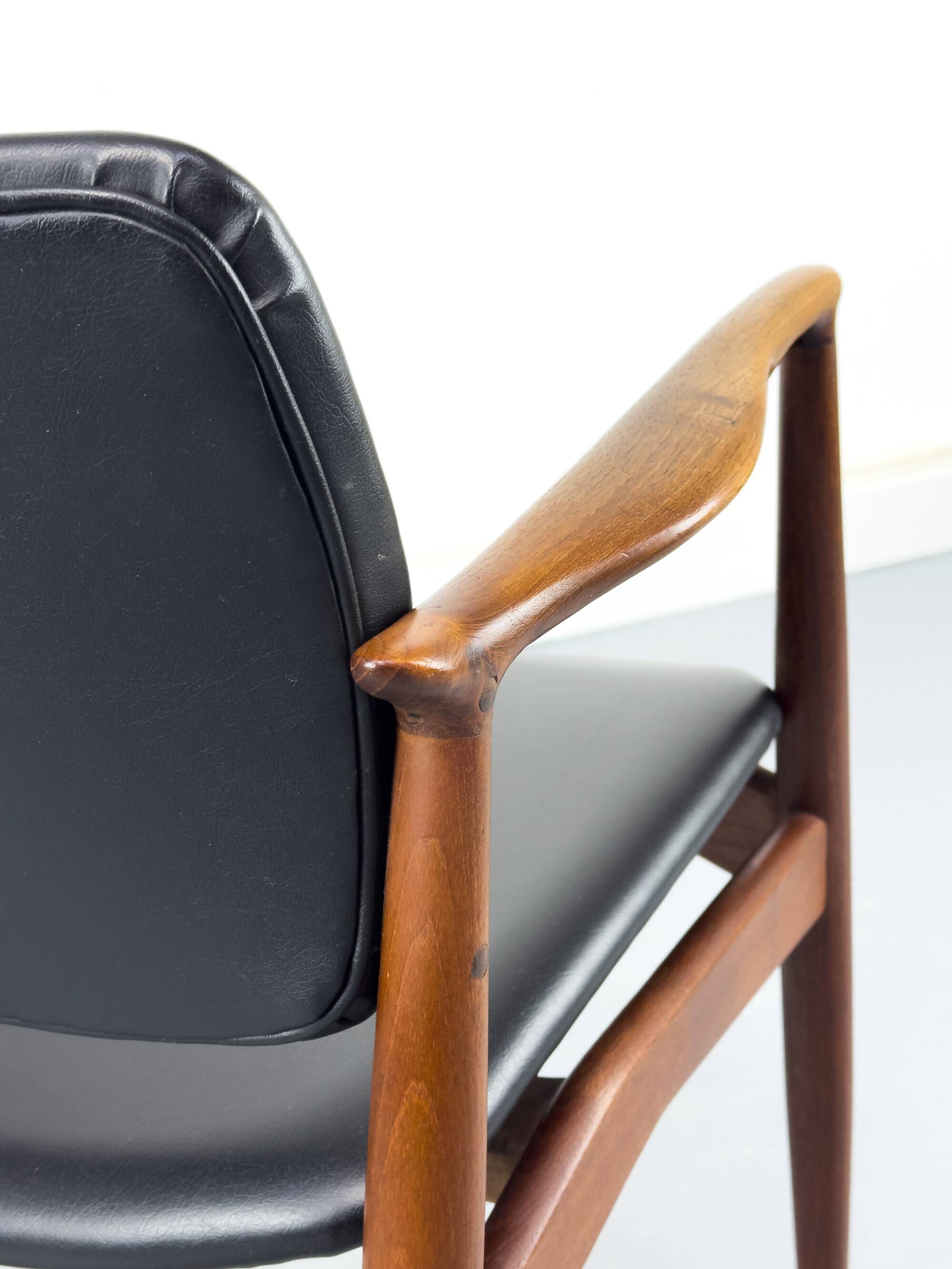 Fauteuil en teck danois par Erik Buch pour Ørum Møbelfabrik, années 1960.