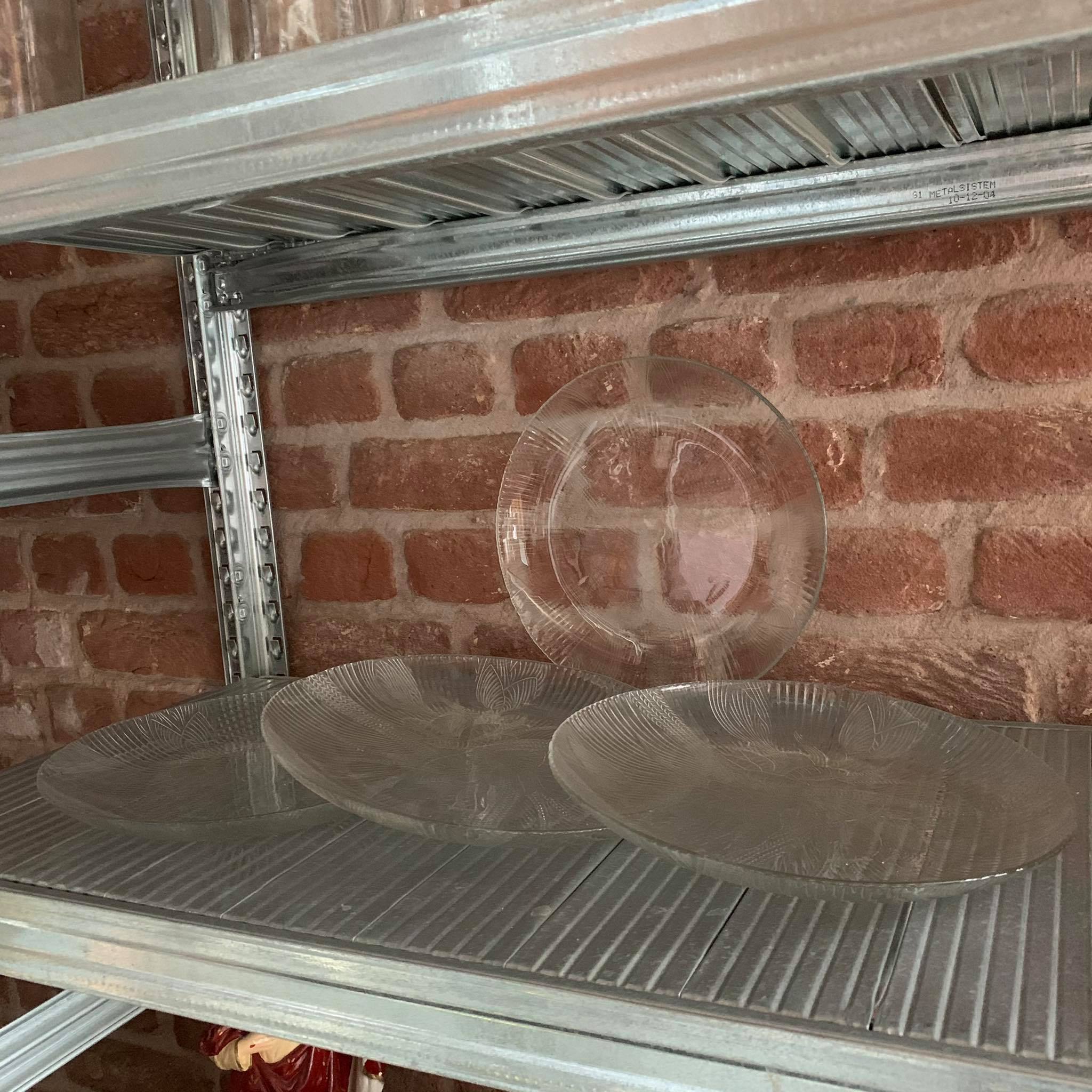 Lot de 4 assiettes en verre moulé