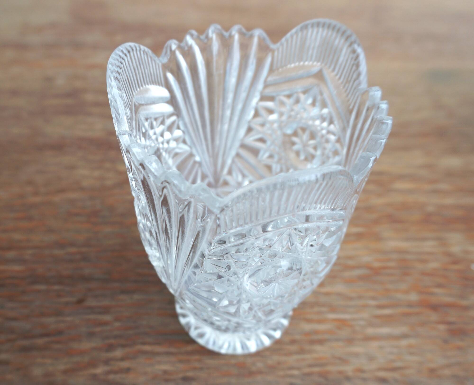 Small crystal vase with chiseled patterns and geometric decorations
