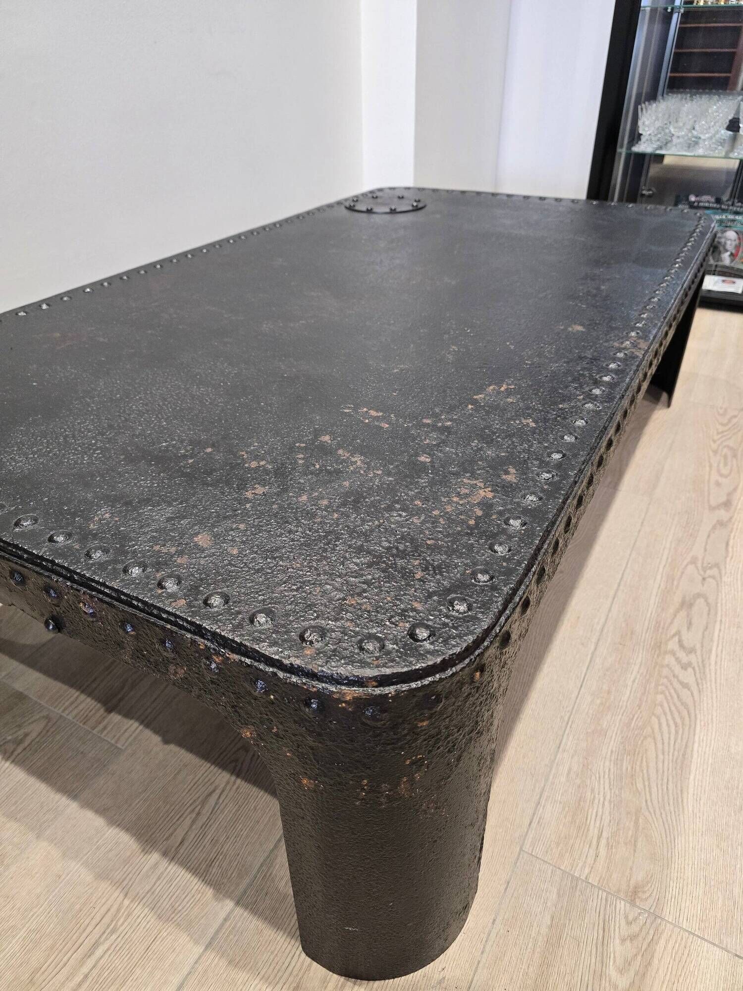 Industrial coffee table in riveted metal from around 1920 – black patina – 145 × 80 cm