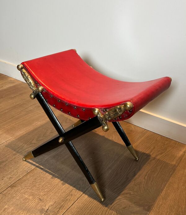 Tabouret curule de style néoclassique en cuir rouge et décoré d'épées croisées en bronze et métal gainé de cuir noir