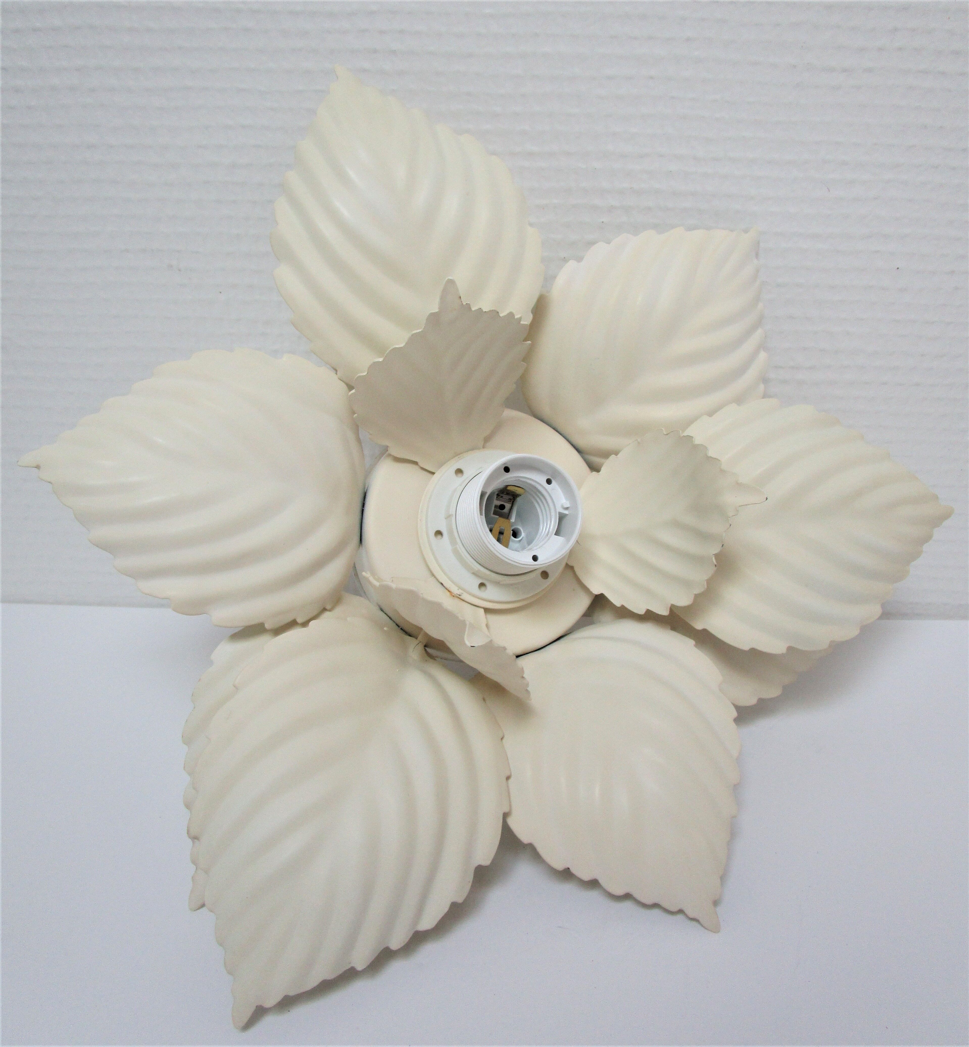 Masca flower sconce in metal white vintage cream