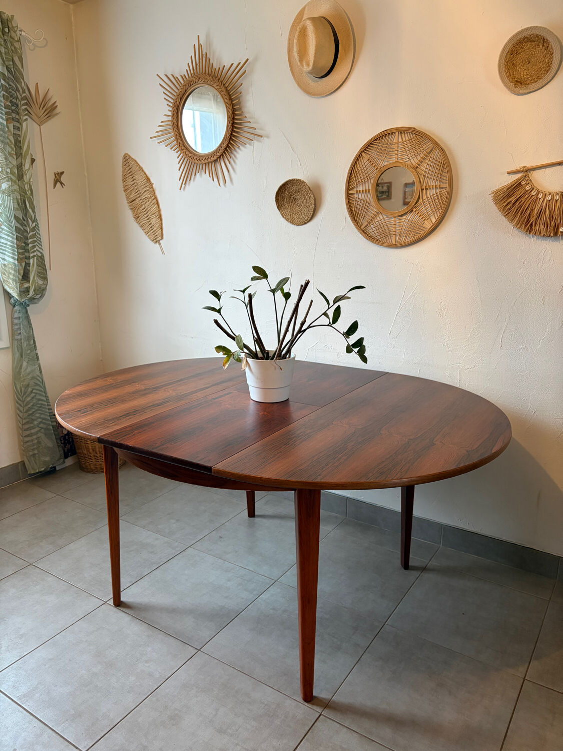 Extendable round table in Rio rosewood.