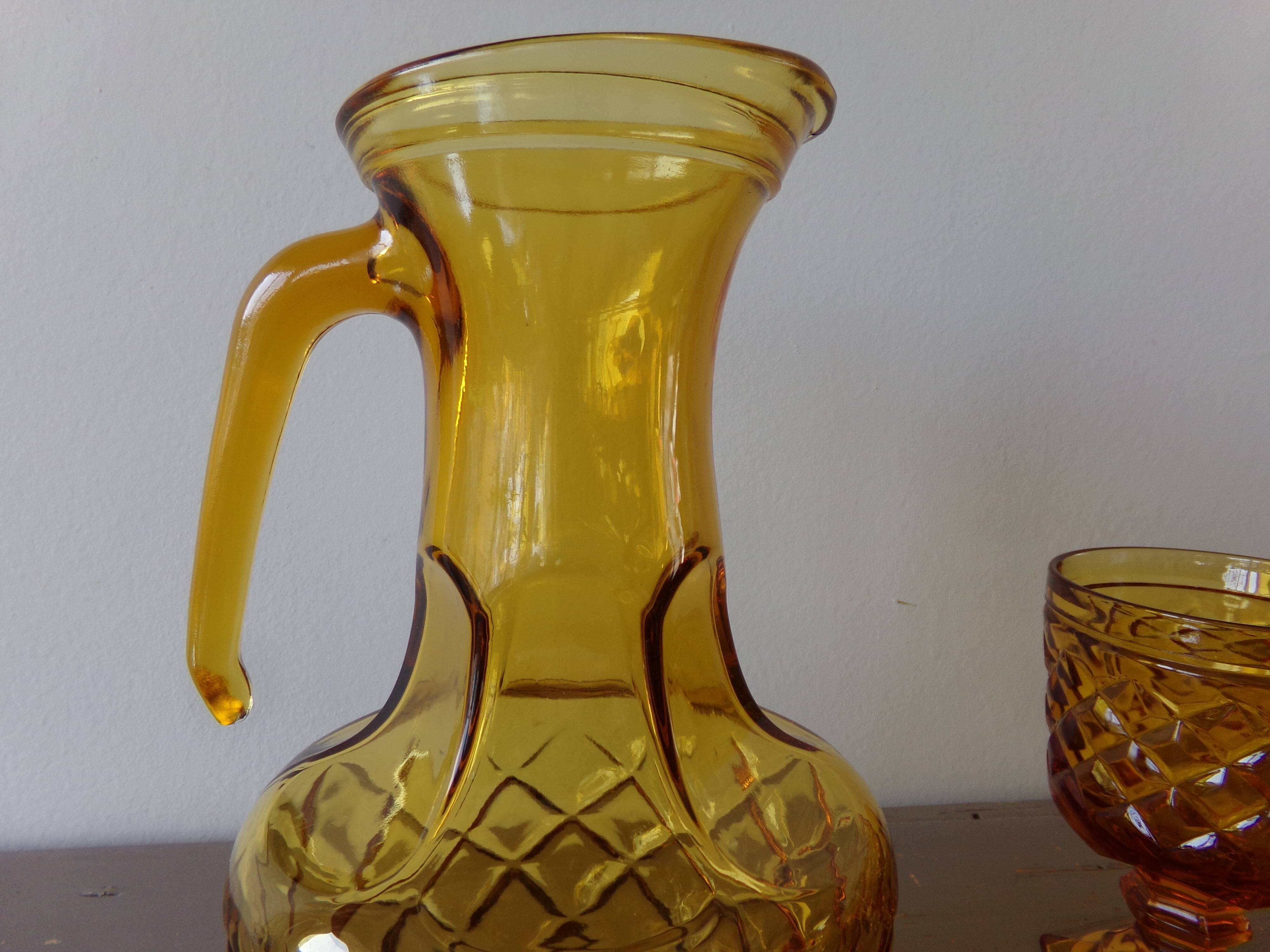 Carafe and its 6 amber-colored glasses