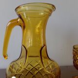 Carafe and its 6 amber-colored glasses