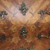 Louis XV style curved chest of drawers of very fine craftsmanship (Faubourg work)