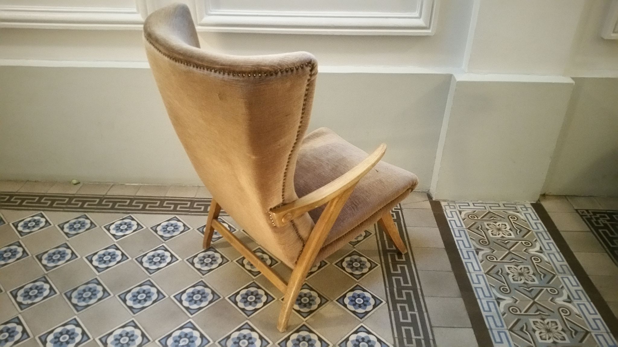 Fauteuil haut scandinave wing chair velour marron