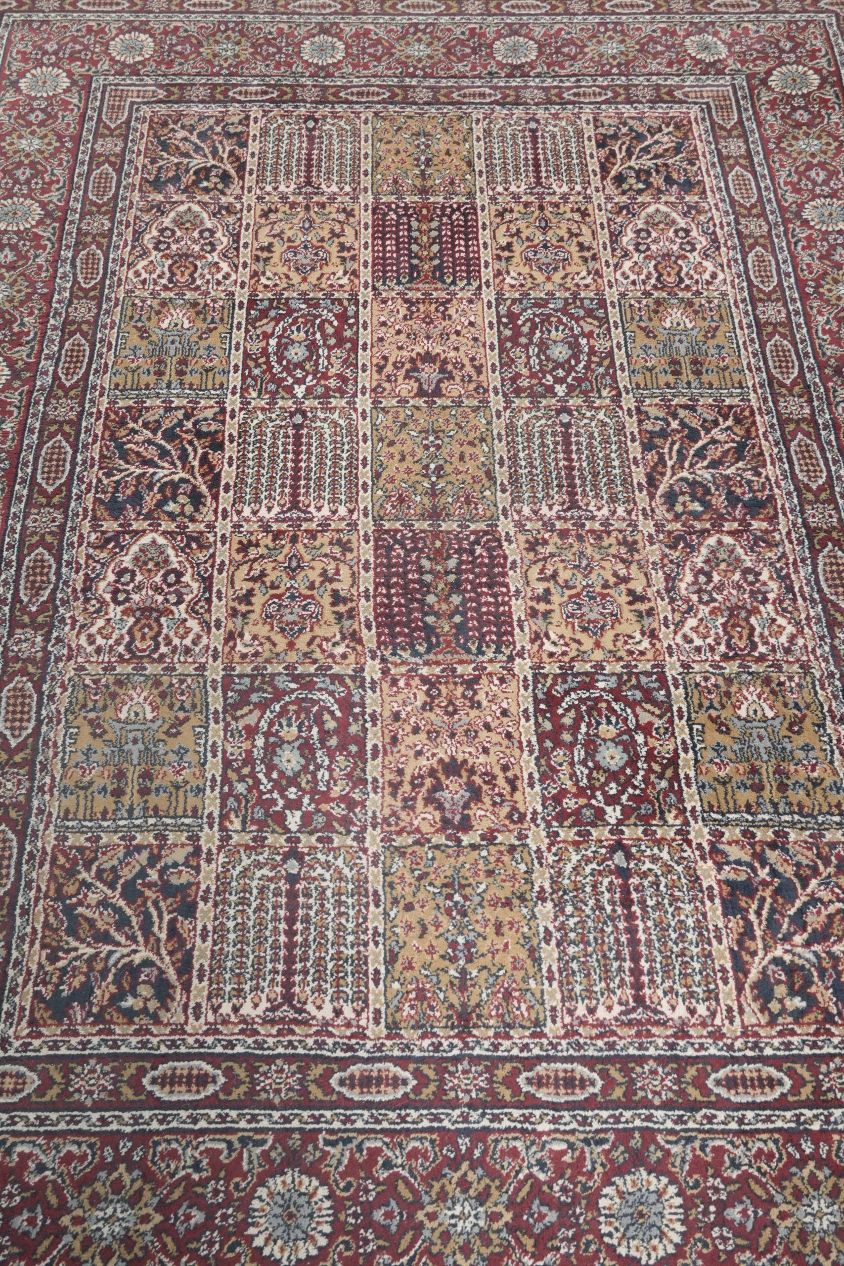 Beautiful rug/carpet with mainly red colours and nice patterns 230x170cm