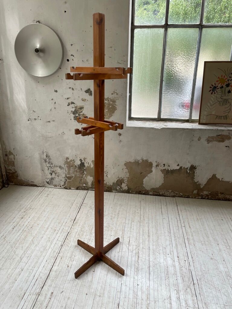 Patère wears pine coat 70