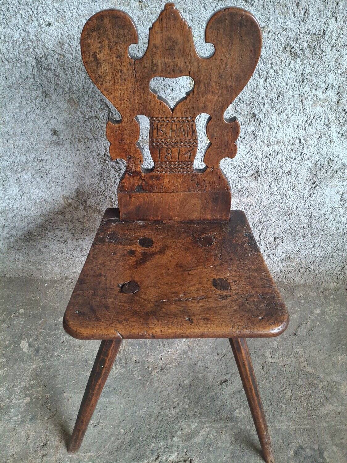 Chaise paysanne alpine sculptée datée 1814 – bois massif