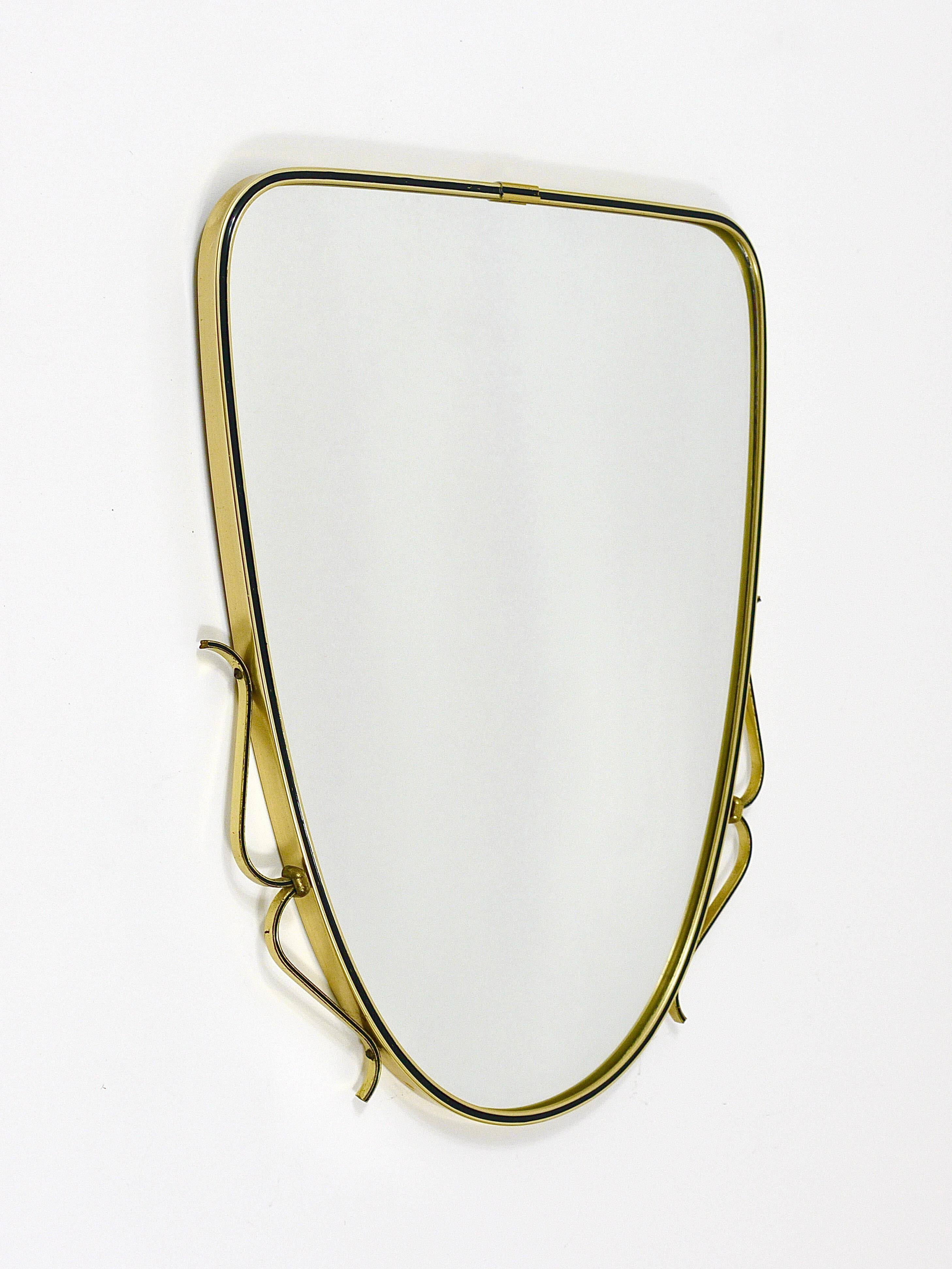 Elegant wall mirror in brass and black from the mid-century, Italy, 1950s.