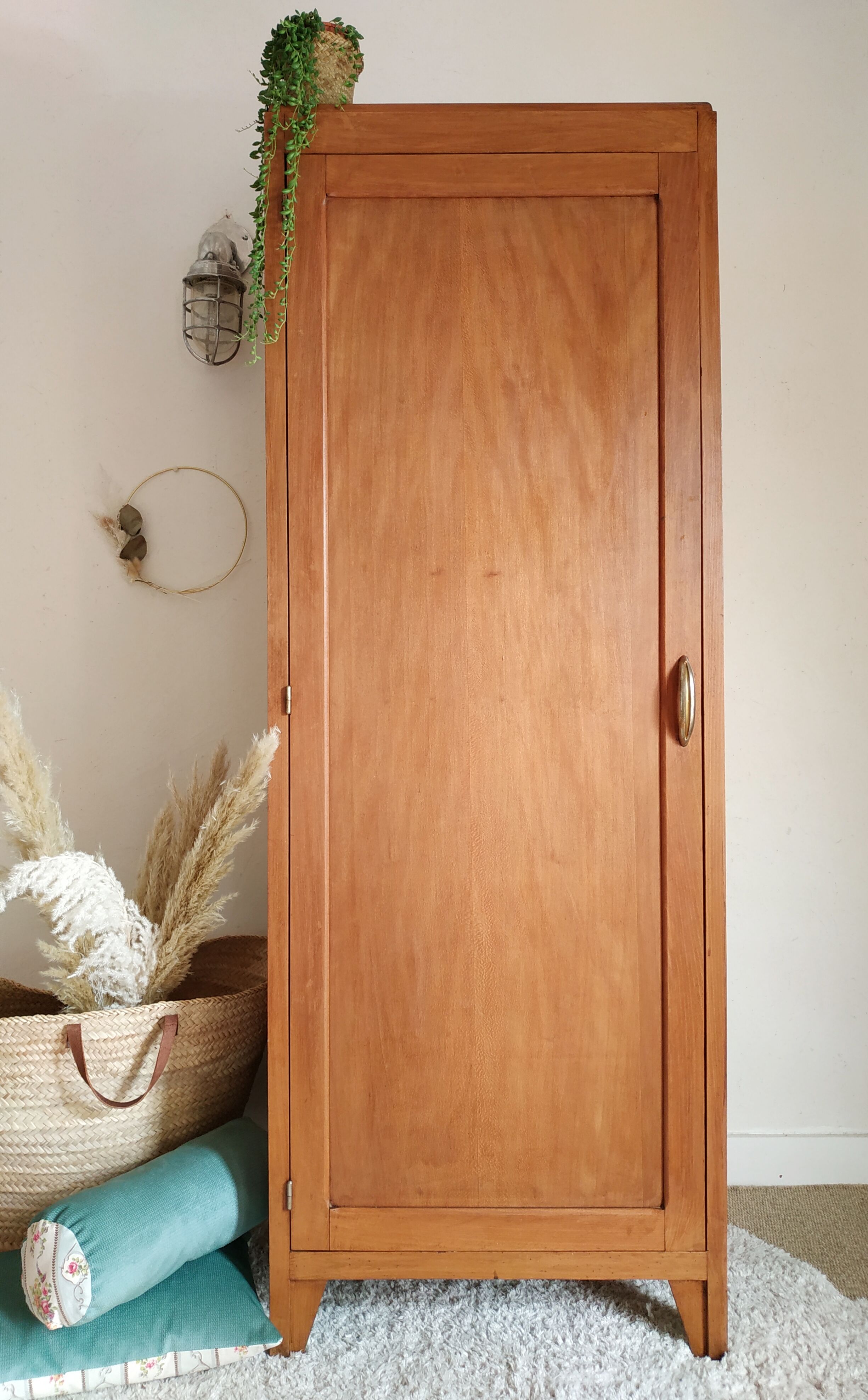 Parisian wardrobe goody feet compass 50s