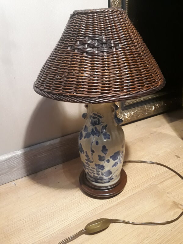 Lampe asiatique fleur naive avec abat-jour osier