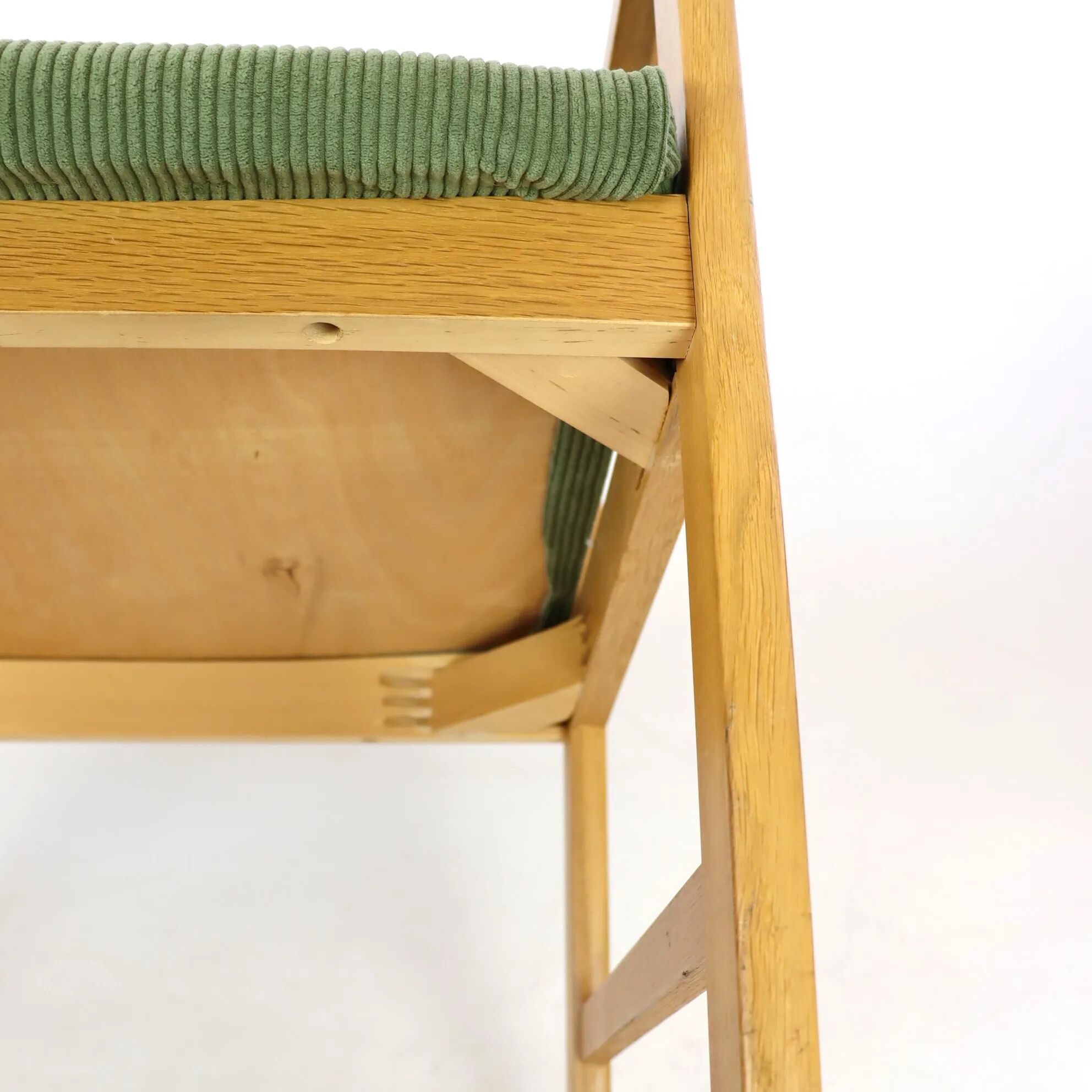 Fauteuil en chêne et velours années 60