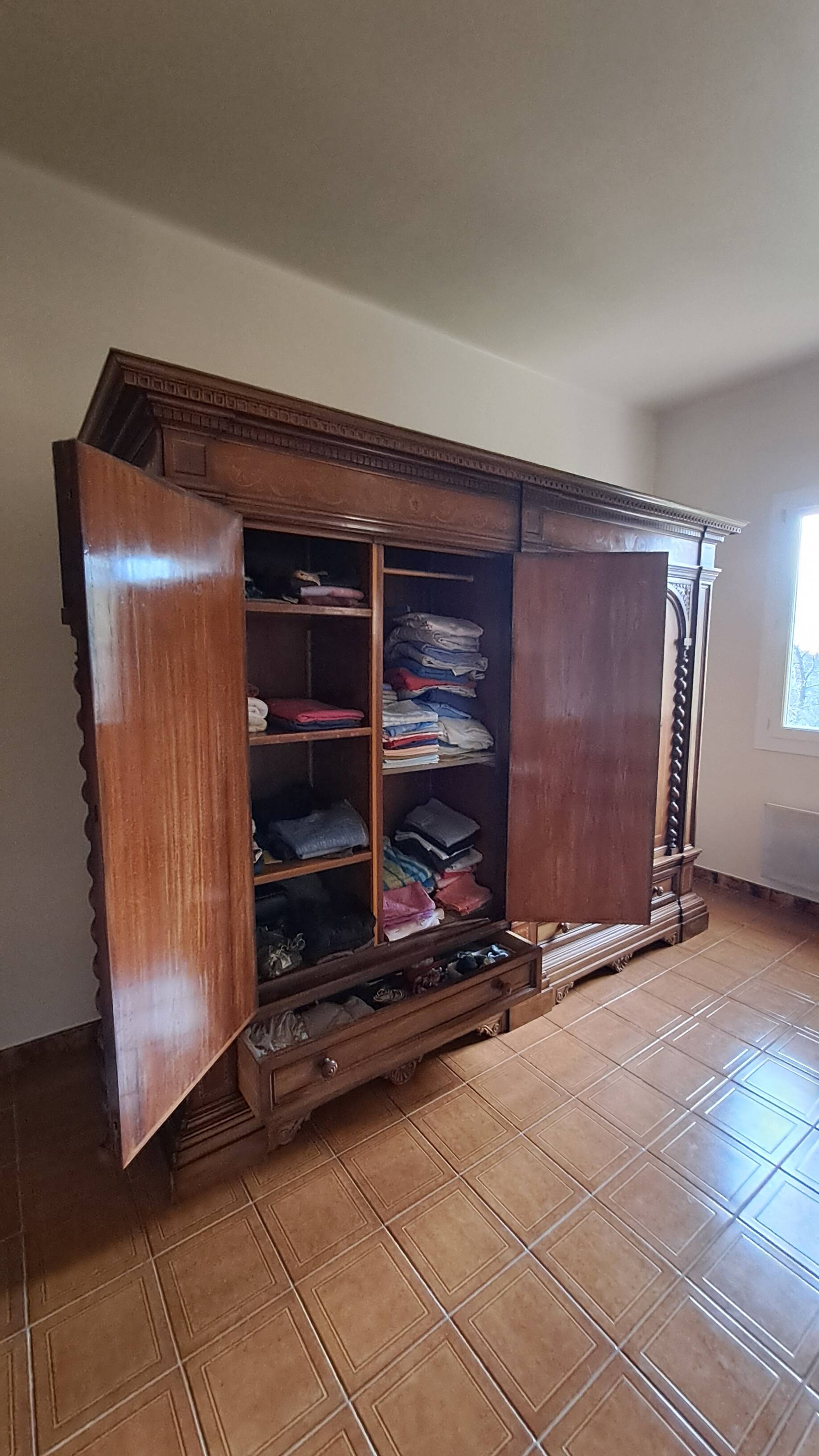 Wardrobe - neo-Renaissance in carved solid wood - possible lot sale