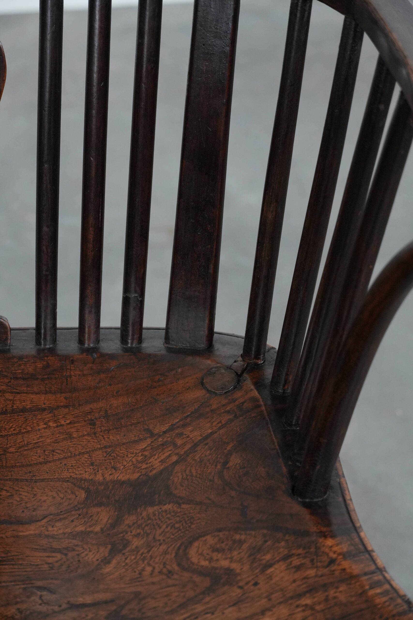 Antique English Windsor chair from the 18th century with spindled backrest