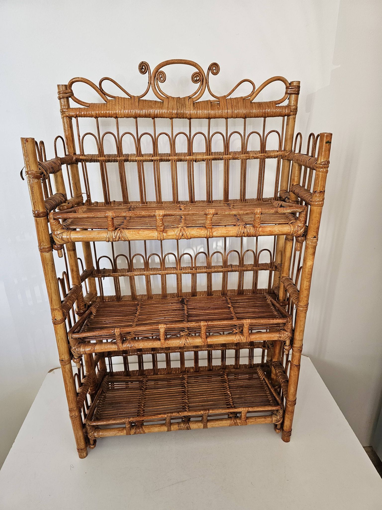 Belle étagère murale Peacock, en rotin,  années 60's 1960
