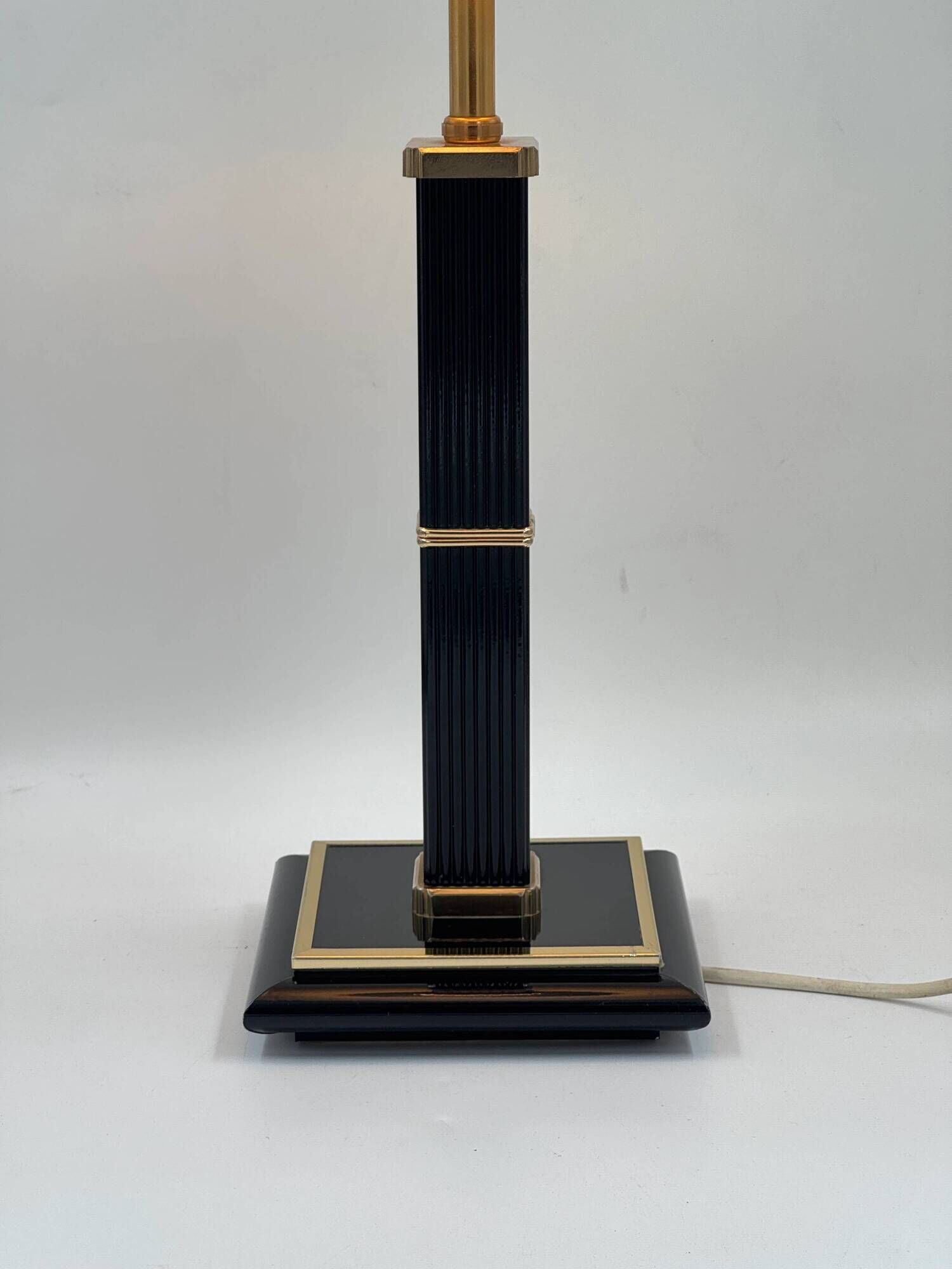 Vintage table lamp in black lacquer and gold metal, fluted column.