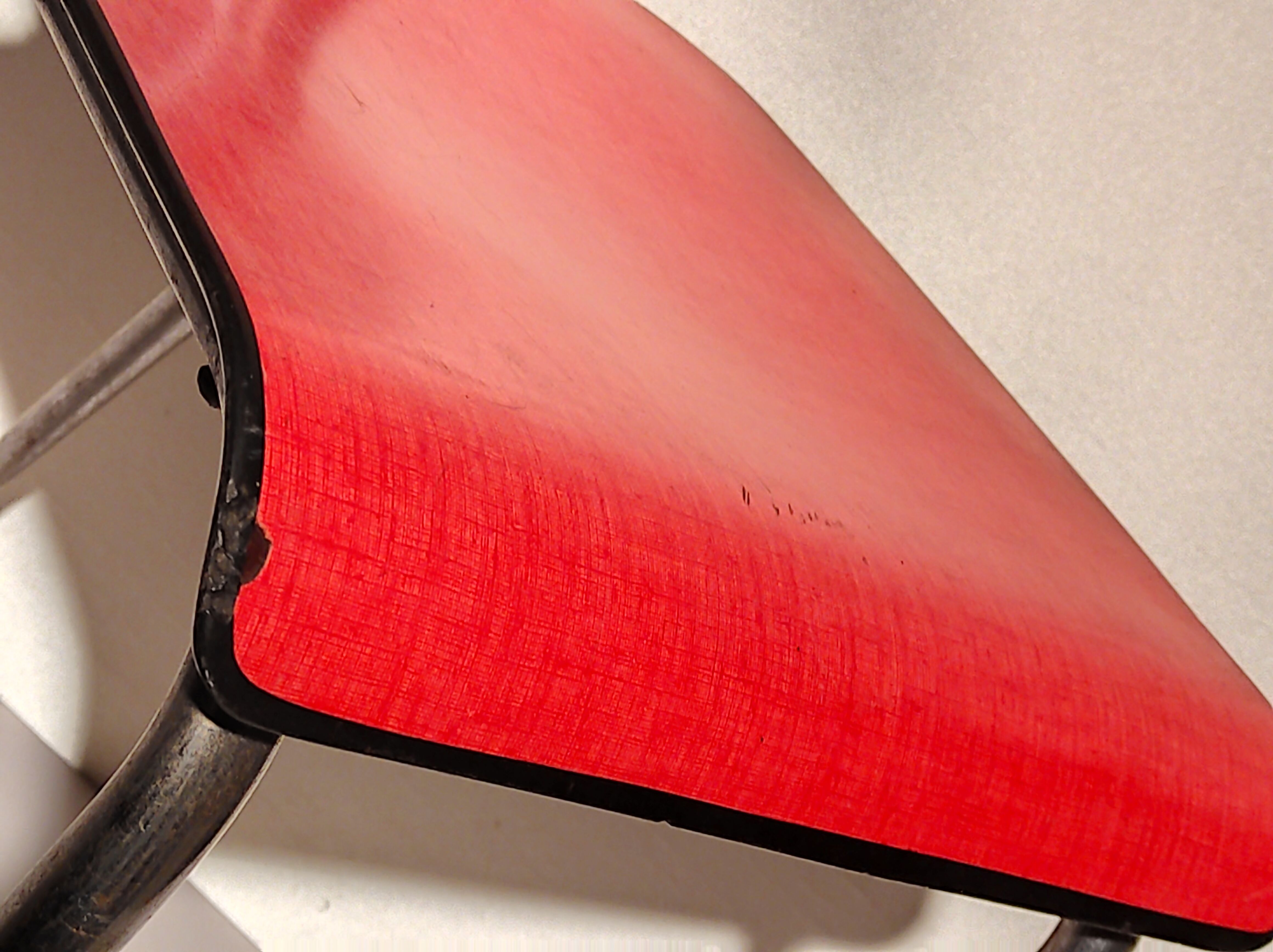 Chaise en formica rouge structure chromée