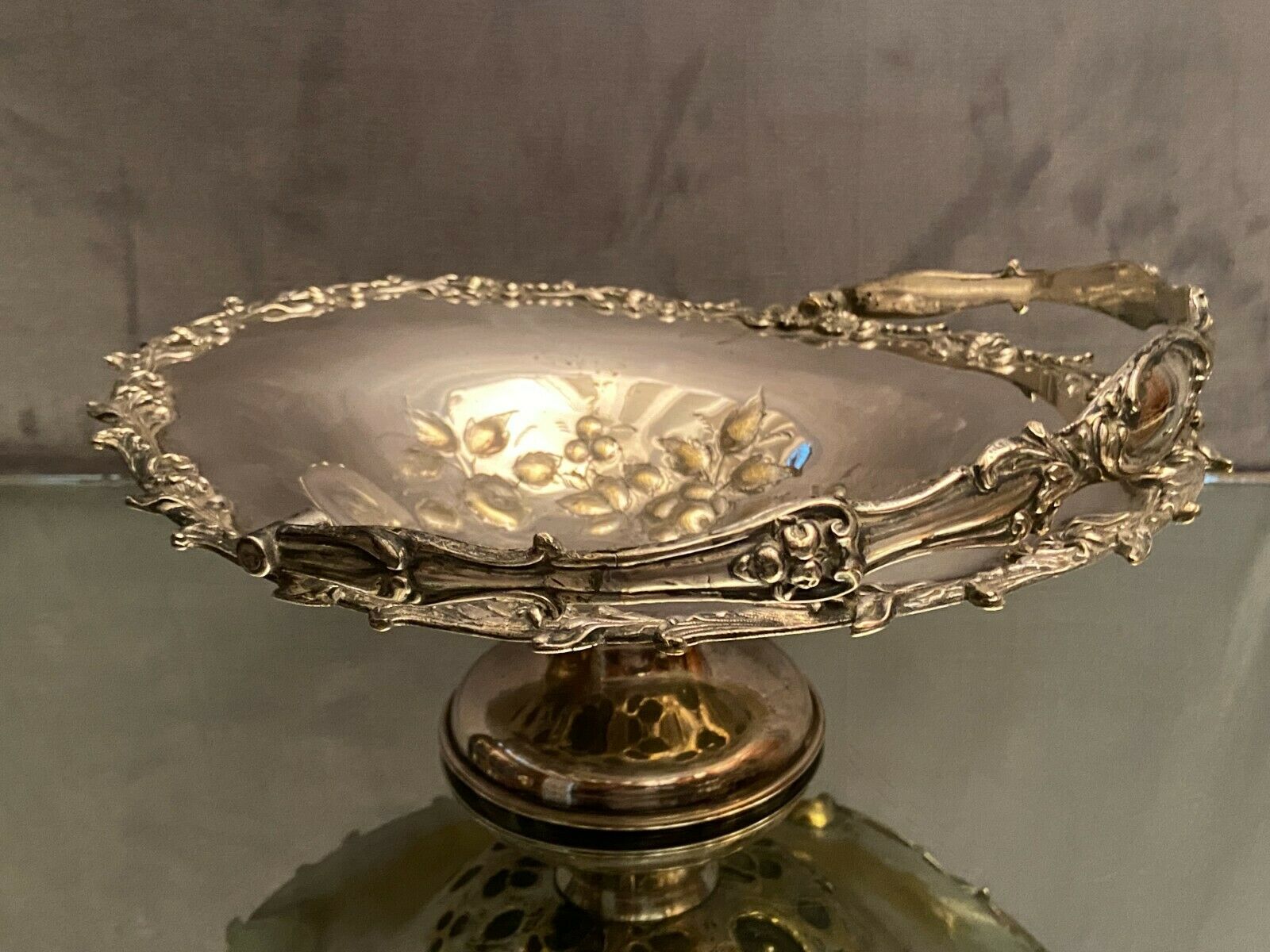 Cut basket basket handle on pedestal in silver metal with floral decoration